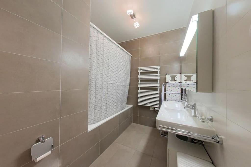 Charming 2-bedroom In The Heart Of Rsf2 Appartement